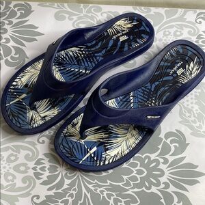 TEK GEAR Blue Flip Flops with Leaf Pattern size Large 9/10